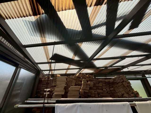 欠損した波板屋根